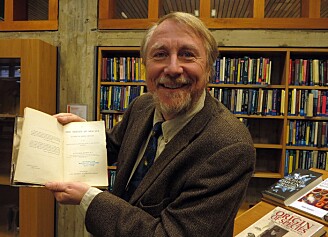 Realfagsbiblioteket ved UiO har også et klenodium som forskere valfarter til. Her er det professor Richard E. Lenski fra Michigan State University som får tatt en selfie med bibliotekets førsteutgave av Charles Darwins Origin of the Species. (Foto: Bjarne Røsjø / UiO). Realfagsbiblioteket ved UiO har også et klenodium som forskere valfarter til. Her er det professor Richard E. Lenski fra Michigan State University som får tatt en selfie med bibliotekets førsteutgave av Charles Darwins Origin of the Species. (Foto: Bjarne Røsjø / UiO).