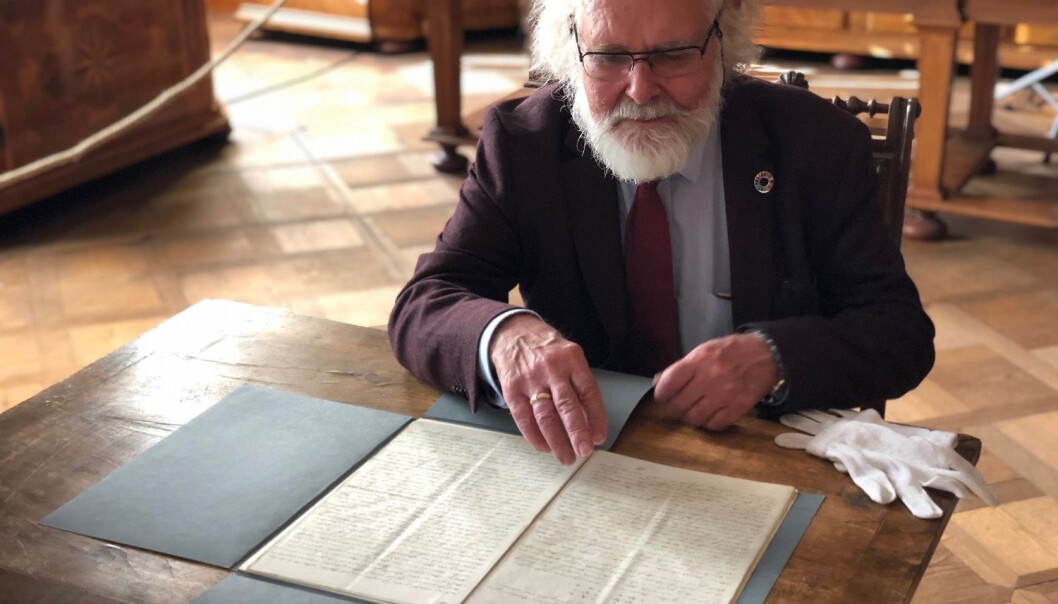 Her er det like før Stenseth tar på seg de hvite hanskene. (Foto: Ellen Repiková, Společně.org). Her er det like før Stenseth tar på seg de hvite hanskene. (Foto: Ellen Repiková, Společně.org).