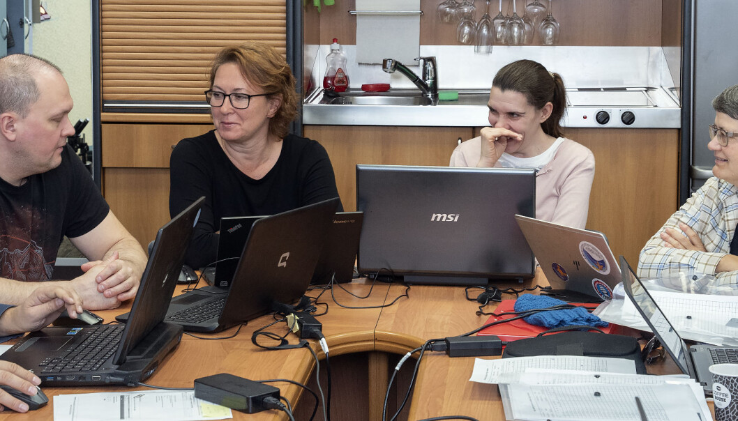 Norske og russiske havforskarar oppsummerer økosystemtoktet i Barentshavet. Frå venstre: Jurij Kovaljov, Dmitrij Prozorkevitsj, Elena Eriksen, Tatjana Prokhorova, Gro van der Meeren og Frøydis Tousgaard Rist Bogetveit. (Foto: Gunnar Sætra / Havforskingsinstituttet) Norske og russiske havforskarar oppsummerer økosystemtoktet i Barentshavet. Frå venstre: Jurij Kovaljov, Dmitrij Prozorkevitsj, Elena Eriksen, Tatjana Prokhorova, Gro van der Meeren og Frøydis Tousgaard Rist Bogetveit. (Foto: Gunnar Sætra / Havforskingsinstituttet)