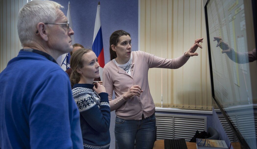 Jostein Røttingen, Stine Karlson og Tatjana Prokhorova lurer på kva avvika i alderslesinga kan skuldast. (Foto: Gunnar Sætra / Havforskingsinstituttet) Jostein Røttingen, Stine Karlson og Tatjana Prokhorova lurer på kva avvika i alderslesinga kan skuldast. (Foto: Gunnar Sætra / Havforskingsinstituttet)