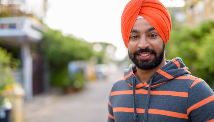 Sikhismen er en bare litt over 500 år gammel religion som noen beskriver som en mellomting mellom hinduisme og islam. Mannlige sikher må gå med turban. Inni turbanen er håret uklipt, men det må alltid være velstelt. Derfor er mannlige sikher pålagt å gå med en kam satt fast i håret inni turbanen. Den kan brukes til å stelle både hår og skjegg. På karikaturtegninger er terrorister ofte blitt framstilt med turban og skjegg. Det har skapt problemer for mannlige sikher. (Foto: Ranta Images / Shutterstock / NTB scanpix) Sikhismen er en bare litt over 500 år gammel religion som noen beskriver som en mellomting mellom hinduisme og islam. Mannlige sikher må gå med turban. Inni turbanen er håret uklipt, men det må alltid være velstelt. Derfor er mannlige sikher pålagt å gå med en kam satt fast i håret inni turbanen. Den kan brukes til å stelle både hår og skjegg. På karikaturtegninger er terrorister ofte blitt framstilt med turban og skjegg. Det har skapt problemer for mannlige sikher. (Foto: Ranta Images / Shutterstock / NTB scanpix)