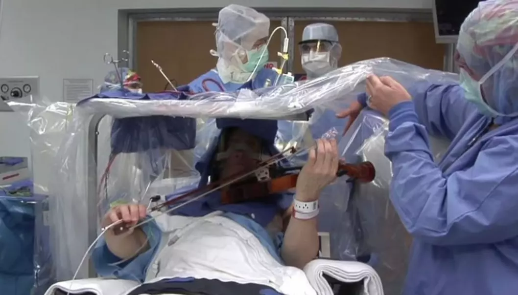 Her spiller han fiolin mens kirurgene hjerneopererer ham