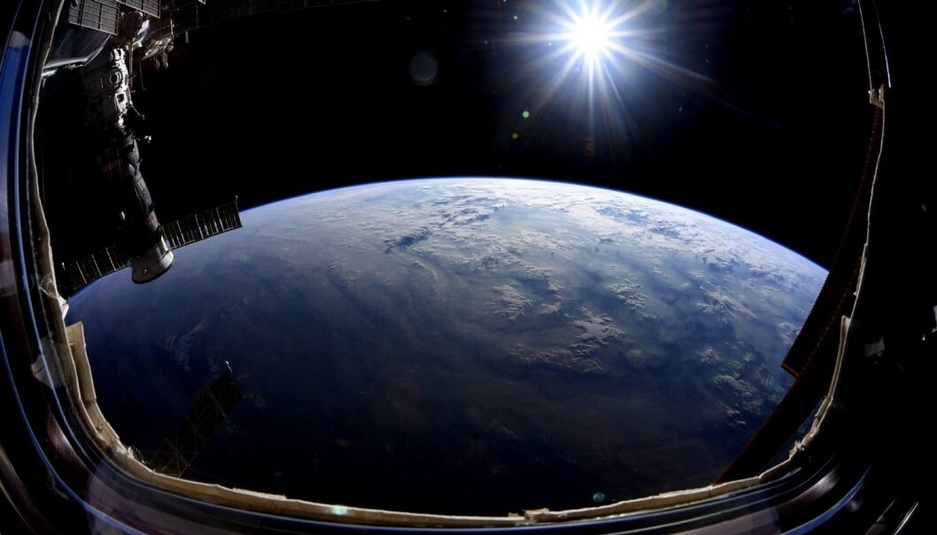 Så lenge vi mennesker tilbringer tid i rommet, vil det være viktig for forskere å lære hvordan eksponering for kosmisk stråling påvirker helsen. Her en utsikt fra vinduet til den internasjonale romstasjonen. (Foto: Nick Hague / NASA). Så lenge vi mennesker tilbringer tid i rommet, vil det være viktig for forskere å lære hvordan eksponering for kosmisk stråling påvirker helsen. Her en utsikt fra vinduet til den internasjonale romstasjonen. (Foto: Nick Hague / NASA).