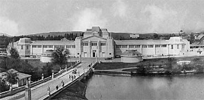 Industribygget var et av hovedbyggene under Jubileumsutstillingen på Frogner i 1914. Kjenner du igjen broen i Frognerparken? (Foto: (Fra utstillingen)) Industribygget var et av hovedbyggene under Jubileumsutstillingen på Frogner i 1914. Kjenner du igjen broen i Frognerparken? (Foto: (Fra utstillingen))