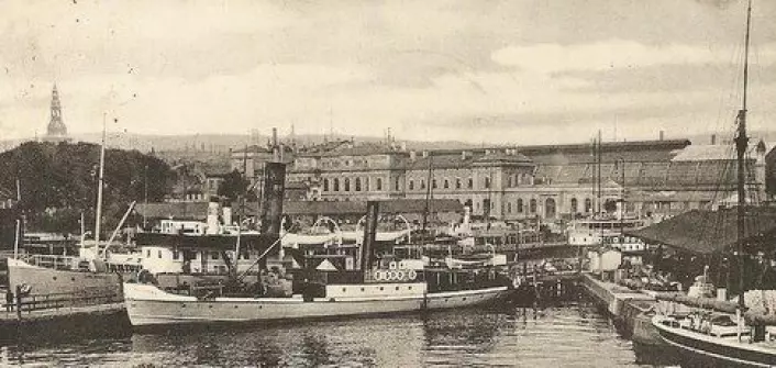 Kristiania havn med jernbanestasjonen i bakgrunnen. Bildet er tatt omtrent der Operaen ligger i dag. (Foto: ukjent)