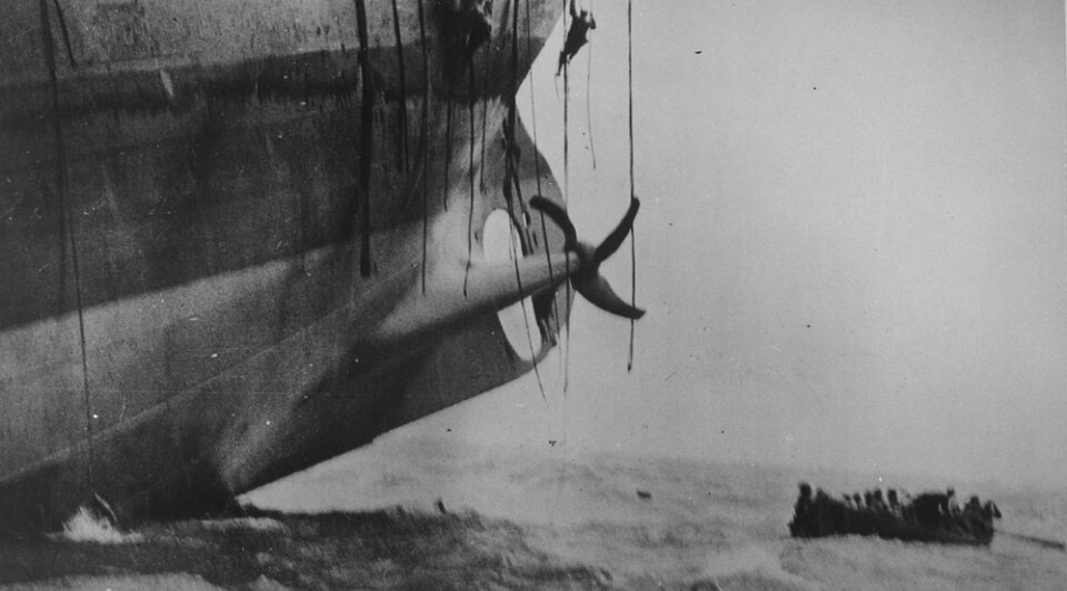 Fartøy torpedert av tysk ubåt under første verdenskrig er i ferd med å synke. (Foto: US National Archives/Wikimedia Commons)