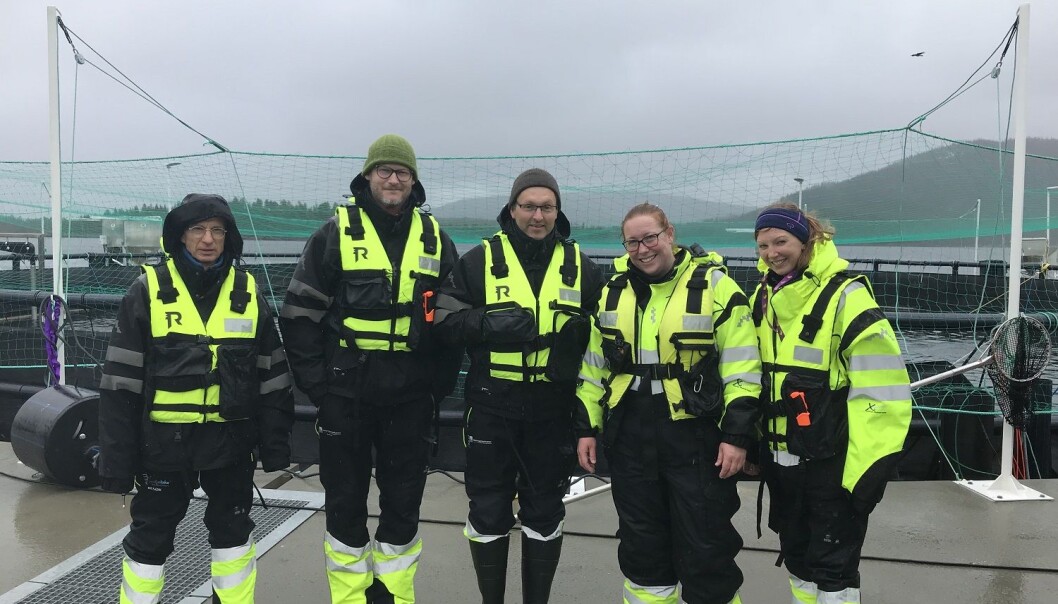 De gode hjelperne: Asbjørn Bergheim (Oxyvision), Kristoffer Vale Nielsen (Veterinærinstituttet), Arve Nilsen (Veterinærinstituttet) , Janitha Ormøy Singdahlsen (AkvaFuture AS) og Siri Gåsnes (Veterinærinstituttet). (Foto: Veterinærinstituttet). De gode hjelperne: Asbjørn Bergheim (Oxyvision), Kristoffer Vale Nielsen (Veterinærinstituttet), Arve Nilsen (Veterinærinstituttet) , Janitha Ormøy Singdahlsen (AkvaFuture AS) og Siri Gåsnes (Veterinærinstituttet). (Foto: Veterinærinstituttet).
