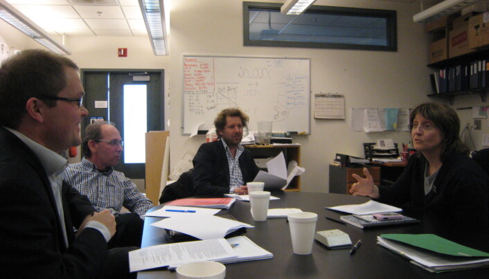 Her er norske nervrologispesialister på besøk i Atlanta hos Helen Mayberg i 2010. (Fra venstre: Erlend Bøen, Stein Andersson (nevropsykolog), Jon Ramm-Pettersen (nevrokirurg) og Helen Mayberg. Fotograf er Ulrik Malt, som tok initiativ til møtet. Her er norske nervrologispesialister på besøk i Atlanta hos Helen Mayberg i 2010. (Fra venstre: Erlend Bøen, Stein Andersson (nevropsykolog), Jon Ramm-Pettersen (nevrokirurg) og Helen Mayberg. Fotograf er Ulrik Malt, som tok initiativ til møtet.