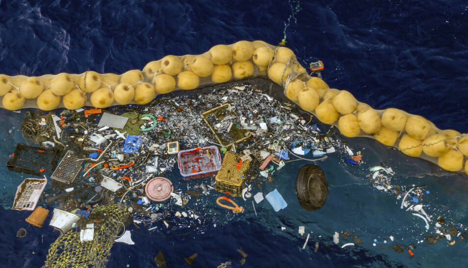 Her ser du en oppryddningsaksjon gjennomført av The Ocean Cleanup i Stillehavet mellom California og Hawaii. Store mengder plastsøppel i forskjellig størrelse har havnet i lensen. Foto: The Ocean Cleanup via AP