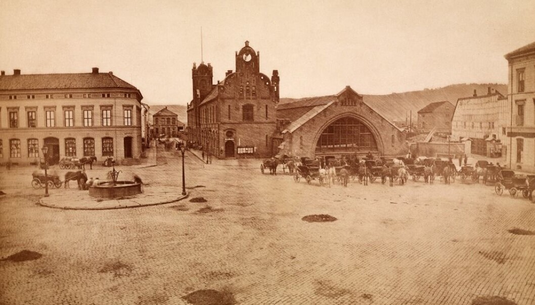 Christiania hovedbanestasjon, ca. 1875. Norges første jernbanestasjon. (Foto: Per Adolf Thorén, Oslo museum) Christiania hovedbanestasjon, ca. 1875. Norges første jernbanestasjon. (Foto: Per Adolf Thorén, Oslo museum)