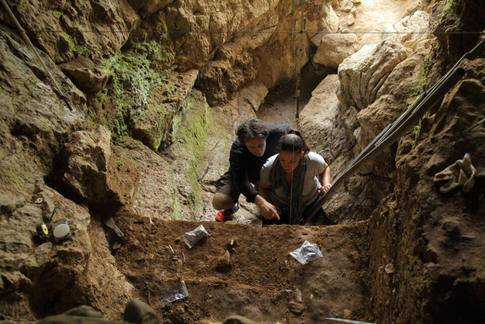 Tom Higham og Katerina Douka i en av hulene hvor neandertalerfunn er gjort. (Foto: Thomas Higham)