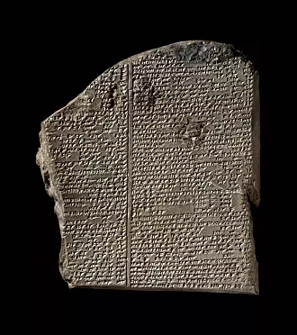Denne leirtavlen med kileskrift inneholder en del av eposet om Gilgamesh som ble funnet i Ashurbanipals kongelig bibliotek. (Bilde: Offentlig eiendom)