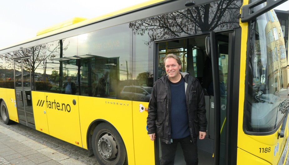 Folk som bor i tettbygde strøk i Norge, kan i stor grad reise kollektivt og derved kutte mye ned på bilbruken. Selv tar professor Lars-Andre Tokheim nå bussen til jobb for å redusere bilbruken. (Foto: Ingvild Gjone Sildnes)