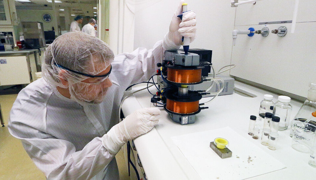 Where old meets new: Verner Håkonsen is working with cutting edge nanotechnology as he studies self-assembling supercrystals. But he's being helped in his research by the old-fashioned copper magnetic coils from the NTNU Physics Department. Their structure allows Håkonsen to create a magnetic field around his nanocubes, which are inside the coils in a crucible. The magnetic field induces the cubes to self-assemble in distinct patterns. (Photo: Nancy Bazilchuk/NTNU) Where old meets new: Verner Håkonsen is working with cutting edge nanotechnology as he studies self-assembling supercrystals. But he's being helped in his research by the old-fashioned copper magnetic coils from the NTNU Physics Department. Their structure allows Håkonsen to create a magnetic field around his nanocubes, which are inside the coils in a crucible. The magnetic field induces the cubes to self-assemble in distinct patterns. (Photo: Nancy Bazilchuk/NTNU)