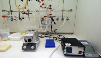 Tools of the trade: a three-necked flask (left) to cook up the solution that makes nanocubes, and a complex piping system that condenses the solution if it evaporates and controls the gas flow during the reaction. (Photo: Nancy Bazilchuk/NTNU) Tools of the trade: a three-necked flask (left) to cook up the solution that makes nanocubes, and a complex piping system that condenses the solution if it evaporates and controls the gas flow during the reaction. (Photo: Nancy Bazilchuk/NTNU)