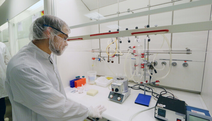 Verner Håkonsen’s “nano kitchen”, where he cooks up magnetite nanocubes at NTNU’s NanoLab. (Photo: Nancy Bazilchuk/NTNU) Verner Håkonsen’s “nano kitchen”, where he cooks up magnetite nanocubes at NTNU’s NanoLab. (Photo: Nancy Bazilchuk/NTNU)