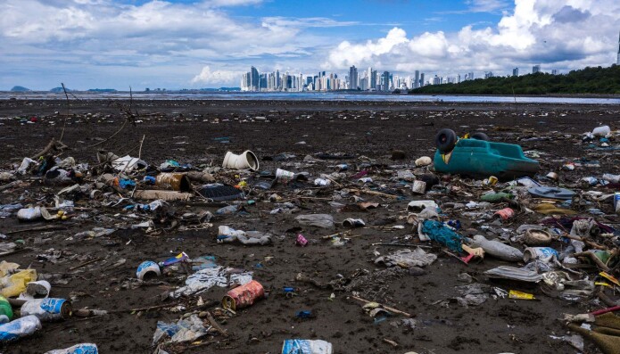 Her ser du mengder med søppel, mye av det plast i strandlinjen til en havn i Panama. (Foto: Luis ACOSTA / AFP, NTB Scanpix) Her ser du mengder med søppel, mye av det plast i strandlinjen til en havn i Panama. (Foto: Luis ACOSTA / AFP, NTB Scanpix)