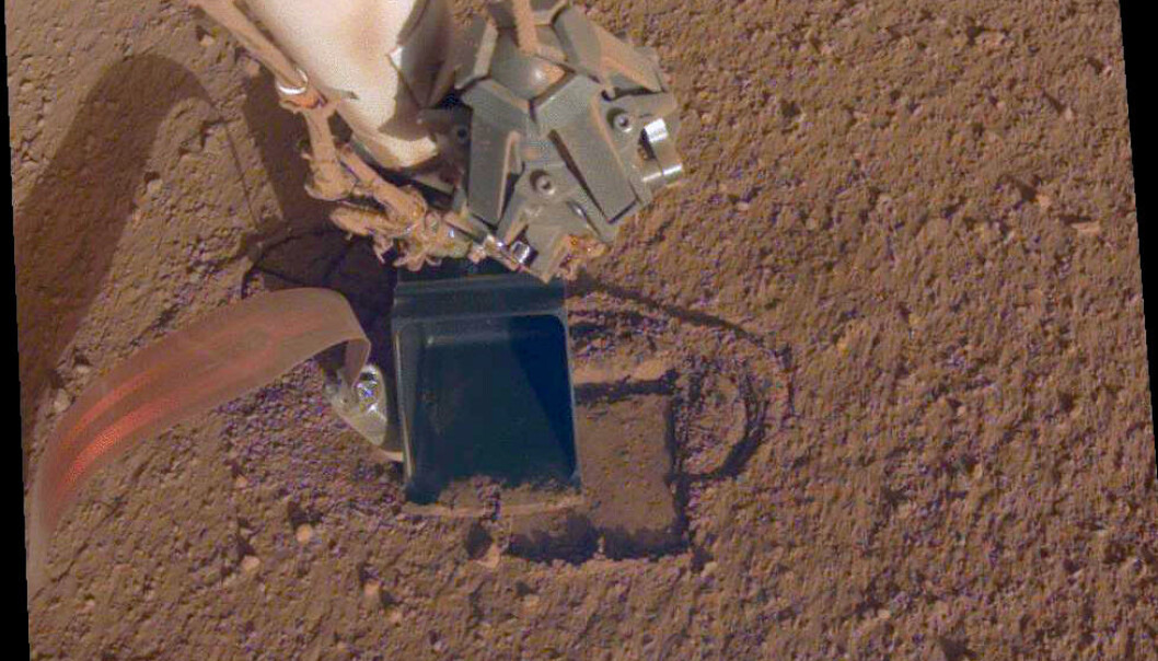 Øsa klemmer mot muldvarpen, et voila! Instrumentet er et par centimeter nærmere målet. (Foto: NASA/JPL-Caltech) Øsa klemmer mot muldvarpen, et voila! Instrumentet er et par centimeter nærmere målet. (Foto: NASA/JPL-Caltech)