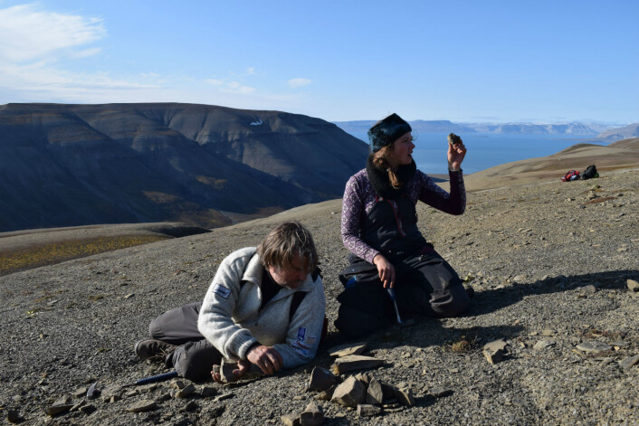 Aubrey og Jørn som børster overflaten av beinlage. (Foto: Victoria Engelschiøn Nash) Aubrey og Jørn som børster overflaten av beinlage. (Foto: Victoria Engelschiøn Nash)