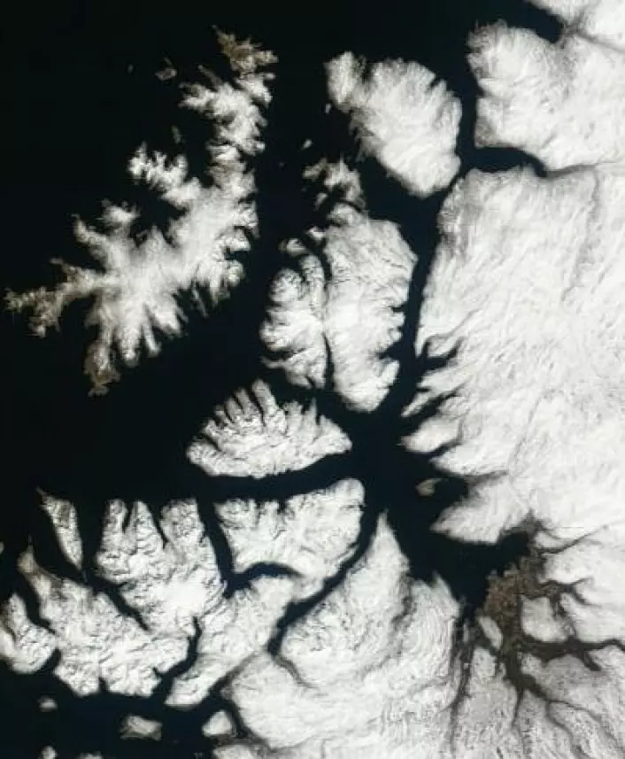 Fortsatt mye snø på Sørøya og i traktene rundt Altafjorden da NASAs satellitt Terra passerte 29. mai. (Foto: (NASA Terra MODIS))