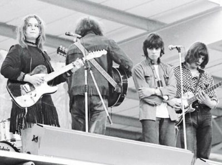 Sandy Denny på scenen med Fairport Convention i 1968. (Foto: (Platecover)) Sandy Denny på scenen med Fairport Convention i 1968. (Foto: (Platecover))