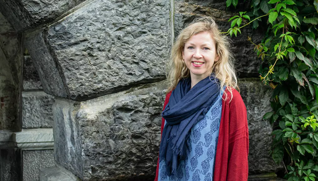 Åslaug Ommundsen har utforsket middelalderens bok- og skriftkultur i Norge med rekrutteringsstipend fra Trond Mohn stiftelse. (Foto: Ingrid Endal).