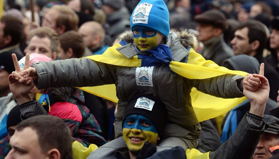 Folk i Russland og Ukraina skiller seg klart fra resten av Øst-Europa i synet på utviklingen de siste 30 årene. De er minst positive til innføring av demokrati og kapitalisme. De er også minst fornøyd med livene sine. Bildet er fra en pro-EU demonstrasjon i Ukraina i desember 2013. (Foto: Vasily Maximov/AFP/scanpix) Folk i Russland og Ukraina skiller seg klart fra resten av Øst-Europa i synet på utviklingen de siste 30 årene. De er minst positive til innføring av demokrati og kapitalisme. De er også minst fornøyd med livene sine. Bildet er fra en pro-EU demonstrasjon i Ukraina i desember 2013. (Foto: Vasily Maximov/AFP/scanpix)