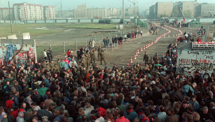 Torsdag 9. november 1989 ga regimet i DDR (Øst-Tyskland) etter for presset og lot folk få strømme gjennom den 45 kilometer lange betongmuren som skilte Øst-Berlin og Vest-Berlin. Det offisielle formålet med muren var å beskytte DDRs befolkning mot «vestlig fascisme». Det egentlige formålet hadde vært å hindre at innbyggere rømte landet. (Foto: Jørn H. Moen / Scanpix.) Torsdag 9. november 1989 ga regimet i DDR (Øst-Tyskland) etter for presset og lot folk få strømme gjennom den 45 kilometer lange betongmuren som skilte Øst-Berlin og Vest-Berlin. Det offisielle formålet med muren var å beskytte DDRs befolkning mot «vestlig fascisme». Det egentlige formålet hadde vært å hindre at innbyggere rømte landet. (Foto: Jørn H. Moen / Scanpix.)