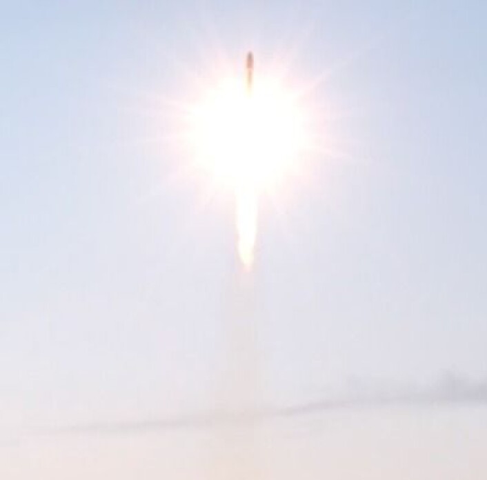 Neida, raketten eksploderte ikke. Men jammen lyste det godt da bæreraketten dro til himmels med satellitten vår. (Foto: UTIAS) Neida, raketten eksploderte ikke. Men jammen lyste det godt da bæreraketten dro til himmels med satellitten vår. (Foto: UTIAS)