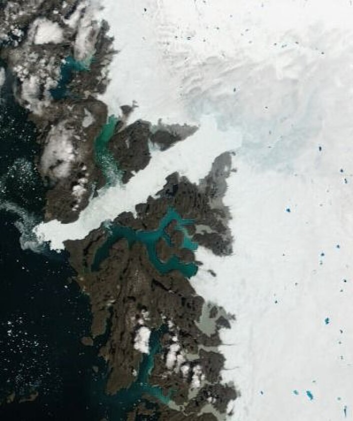 Sommer, sol og smeltevann på isen på Grønlands vestkyst 30. juni. (Foto: (NASA MODIS)) Sommer, sol og smeltevann på isen på Grønlands vestkyst 30. juni. (Foto: (NASA MODIS))