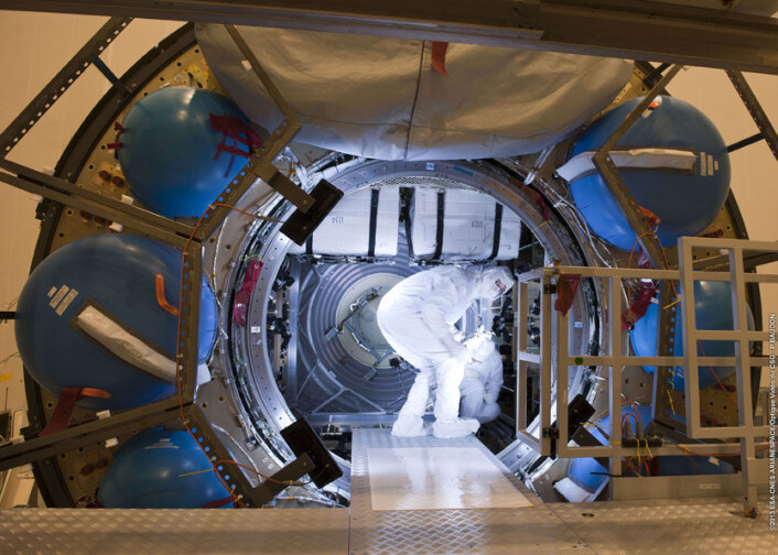 ATV 4 Albert Einstein fylles med utstyr og forsyninger som skulle til romstasjonen i 2013. (Foto: ESA/Arianespace/CNES/Optique Video du CSG) ATV 4 Albert Einstein fylles med utstyr og forsyninger som skulle til romstasjonen i 2013. (Foto: ESA/Arianespace/CNES/Optique Video du CSG)