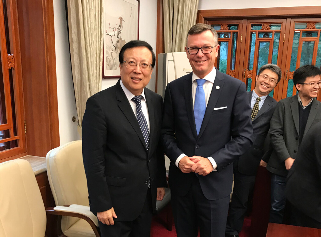 UiB-Rektor Dag Rune Olsen og President ved Peking University, Hao Ping signerte avtale. (Fotograf: Atle Rotevatn, UiB) UiB-Rektor Dag Rune Olsen og President ved Peking University, Hao Ping signerte avtale. (Fotograf: Atle Rotevatn, UiB)
