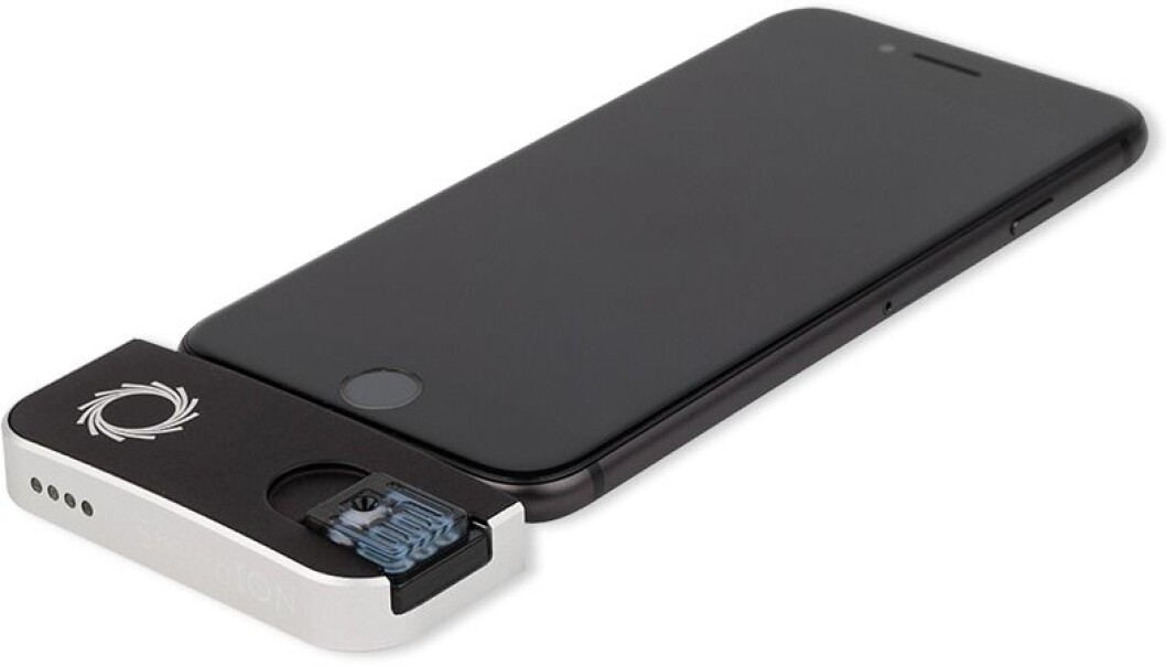 SmidgION fra Oxford Nanopore Technologies er avansert biologisk analyseteknologi i lommeformat. Analyseenheten kan kobles til en smarttelefon, og kan gjøre tidligere svært kostbar teknologi tilgjengelig i helt ny skala. Forskere i Bergen deltar i utviklingen av programvare som bidrar til en mer effektiv diagnostisering av sykdom. (Foto: Oxford Nanopore Technologies Ltd.) SmidgION fra Oxford Nanopore Technologies er avansert biologisk analyseteknologi i lommeformat. Analyseenheten kan kobles til en smarttelefon, og kan gjøre tidligere svært kostbar teknologi tilgjengelig i helt ny skala. Forskere i Bergen deltar i utviklingen av programvare som bidrar til en mer effektiv diagnostisering av sykdom. (Foto: Oxford Nanopore Technologies Ltd.)