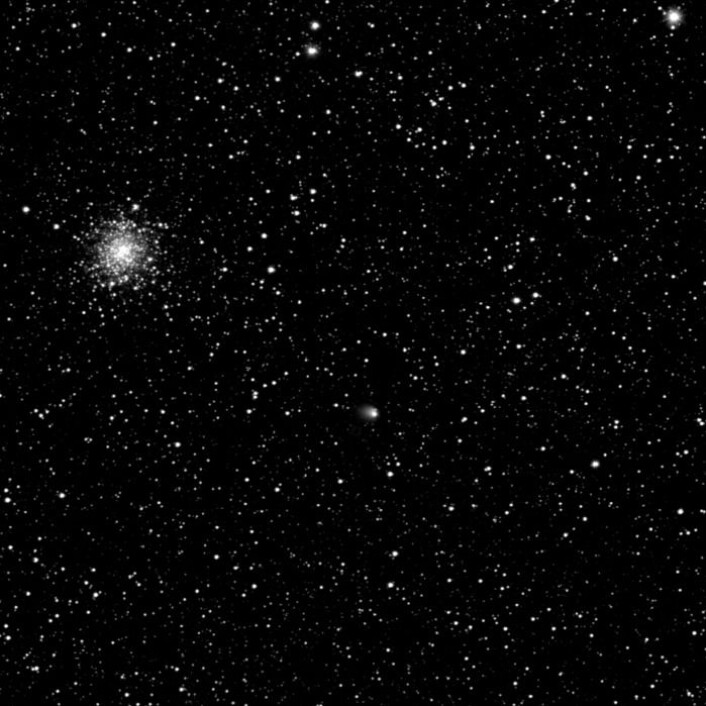 Slik så 67P (midt på bildet) ut den 30. april 2014. Da hadde en liten koma utviklet seg rundt kometen. (Foto: ESA) Slik så 67P (midt på bildet) ut den 30. april 2014. Da hadde en liten koma utviklet seg rundt kometen. (Foto: ESA)