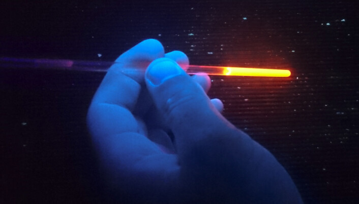 Slik fluorescerer en oppløsning som inneholder det nyoppdagede plantestoffet auronidin når det holdes under UV-lys. Hvilke farger som sendes ut, avhenger blant annet av det kjemiske miljøet prøven er løst i. (Foto: Proceedings of the National Academy of Sciences, Helge Berland) Slik fluorescerer en oppløsning som inneholder det nyoppdagede plantestoffet auronidin når det holdes under UV-lys. Hvilke farger som sendes ut, avhenger blant annet av det kjemiske miljøet prøven er løst i. (Foto: Proceedings of the National Academy of Sciences, Helge Berland)