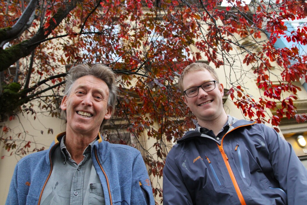 Øyvind M. Andersen og Helge Berland foran et tre i kirsebærslekten. Bak de røde fargene står det aktive plantestoffet antocyan. (Foto: Jens Helleland Ådnanes, UiB) Øyvind M. Andersen og Helge Berland foran et tre i kirsebærslekten. Bak de røde fargene står det aktive plantestoffet antocyan. (Foto: Jens Helleland Ådnanes, UiB)