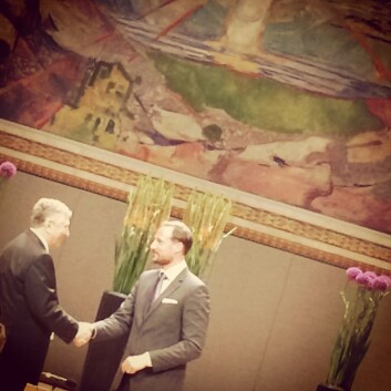 HKH Kronprins Haakon overrakk glasstrofeet til årets Abelprisvinner Yakov Sinai Foto: Karoline Moe HKH Kronprins Haakon overrakk glasstrofeet til årets Abelprisvinner Yakov Sinai Foto: Karoline Moe