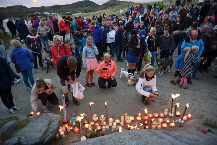 Over 1000 personer møtte fram til minnemarkeringen for hunden Tønes som ble skutt ved Hellestø havn søndag 3. august. (Foto: Stavanger Aftenblad Fredrik Refvem / NTB scanpix) Over 1000 personer møtte fram til minnemarkeringen for hunden Tønes som ble skutt ved Hellestø havn søndag 3. august. (Foto: Stavanger Aftenblad Fredrik Refvem / NTB scanpix)