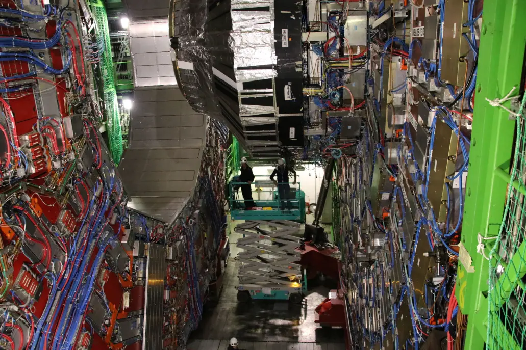 Maskinene på CERN skal oppgraderes og repareres. Det gir journalister en sjelden sjanse til å se hvordan livet er på innsiden av det berømte forskningsanlegget. (Foto: Lasse Biørnstad) Maskinene på CERN skal oppgraderes og repareres. Det gir journalister en sjelden sjanse til å se hvordan livet er på innsiden av det berømte forskningsanlegget. (Foto: Lasse Biørnstad)