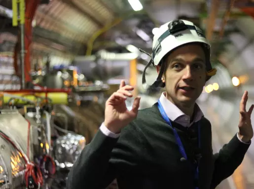 Matteo Solfaroli forklarer hvordan LHC virker. (Foto: Lasse Biørnstad)