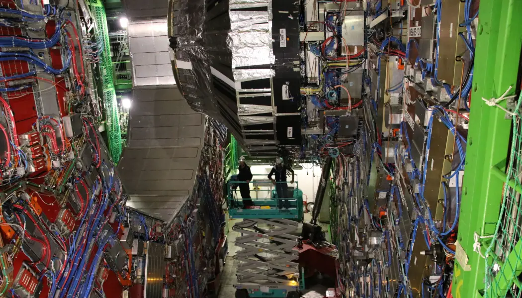 CMS er en koloss av en maskin, men kalles altså <i>Compact</i> Muon Solenoid, fordi selv om den er 15 meter høy og 21 meter lang, er den relativt kompakt med tanke på alt utstyret den rommer. (Foto: Lasse Biørnstad) CMS er en koloss av en maskin, men kalles altså <i>Compact</i> Muon Solenoid, fordi selv om den er 15 meter høy og 21 meter lang, er den relativt kompakt med tanke på alt utstyret den rommer. (Foto: Lasse Biørnstad)