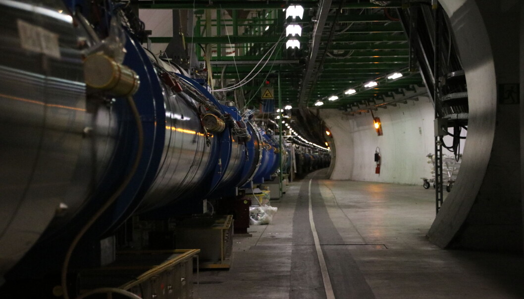 LHC strekker seg så langt øyet kan se. Tusenvis av magneter sørger for å presse partiklene sammen til en stråle, og sender strålene i riktig retning. (Foto: Lasse Biørnstad) LHC strekker seg så langt øyet kan se. Tusenvis av magneter sørger for å presse partiklene sammen til en stråle, og sender strålene i riktig retning. (Foto: Lasse Biørnstad)