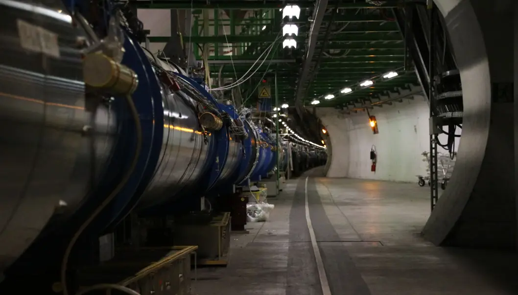 LHC strekker seg så langt øyet kan se. Tusenvis av magneter sørger for å presse partiklene sammen til en stråle, og sender strålene i riktig retning. (Foto: Lasse Biørnstad) LHC strekker seg så langt øyet kan se. Tusenvis av magneter sørger for å presse partiklene sammen til en stråle, og sender strålene i riktig retning. (Foto: Lasse Biørnstad)