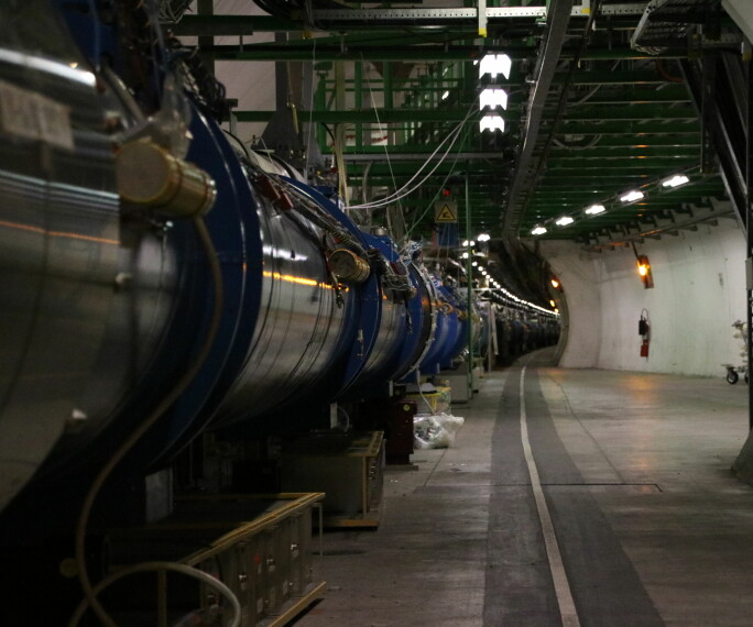 LHC strekker seg så langt øyet kan se. Tusenvis av magneter sørger for å presse partiklene sammen til en stråle, og sender strålene i riktig retning. (Foto: Lasse Biørnstad)