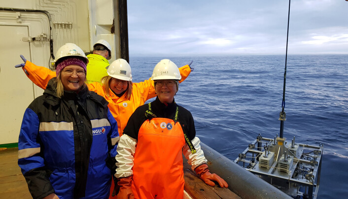 Mareano prøvetar sedimenter med ulike redskaper. Lilja og Valérie fra NGU og Guri fra HI følger med på at alt går etter boka. Foto: Lilja R. Bjarnadóttir Mareano prøvetar sedimenter med ulike redskaper. Lilja og Valérie fra NGU og Guri fra HI følger med på at alt går etter boka. Foto: Lilja R. Bjarnadóttir