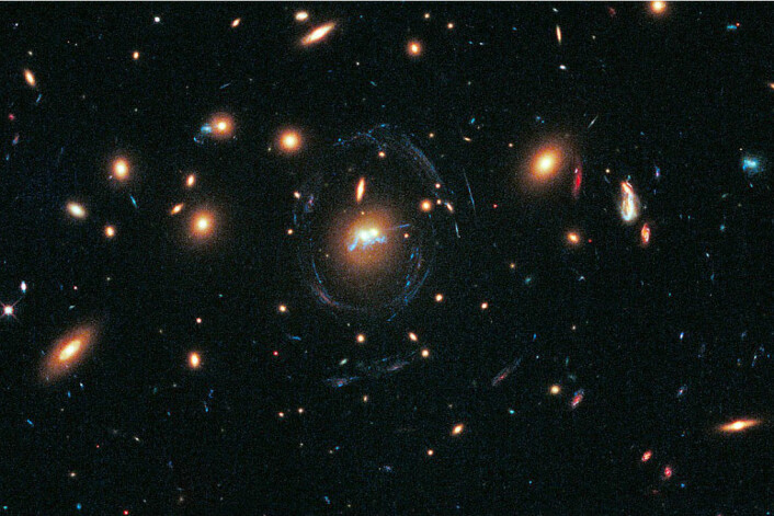 De sensasjonelle bildene av galaksehopen SDSS J1531 3414 viser to galakser med et bånd av lyseblå, nyfødte stjerner. De to galaksene er i ferd med å smelte sammen, og «perlekjedet» tvinner seg rundt de to kjernene i en spiralform. (Foto: NASA, ESA/HUBBLE CC 3.0 UNPORTED)