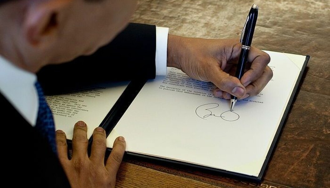 Barack Obama er venstrehendt, men absolutt ikke noe vinterbarn. Han er derimot født i august. Her signerer han et dokument i sitt ovale kontor, i mars 2009. (Foto: White House/ Pete Souza/ Wikimedia Commons)