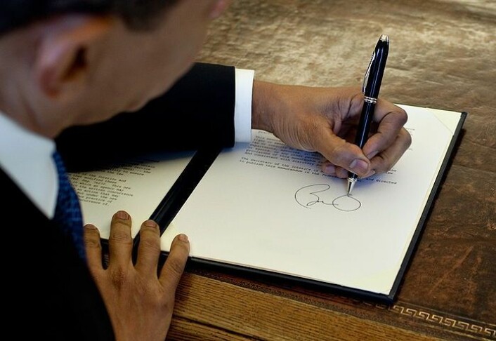 Barack Obama signerer et dokument i sitt ovale kontor, i mars 2009. (Foto: White House/ Pete Souza/ Wikimedia Commons)