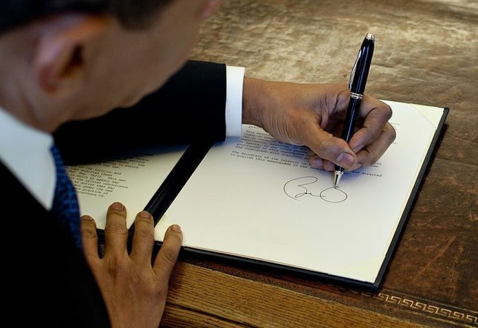 Barack Obama signerer et dokument i sitt ovale kontor, i mars 2009. (Foto: White House/ Pete Souza/ Wikimedia Commons)
