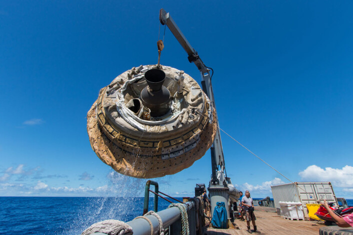 Etter forsøket 28. juni heises NASAs nye varmeskjold Low-Density Supersonic Decelerator opp i skipet Kahana etter landing i Stillehavet ved Hawaii. (Foto: NASA/JPL-Caltech) Etter forsøket 28. juni heises NASAs nye varmeskjold Low-Density Supersonic Decelerator opp i skipet Kahana etter landing i Stillehavet ved Hawaii. (Foto: NASA/JPL-Caltech)